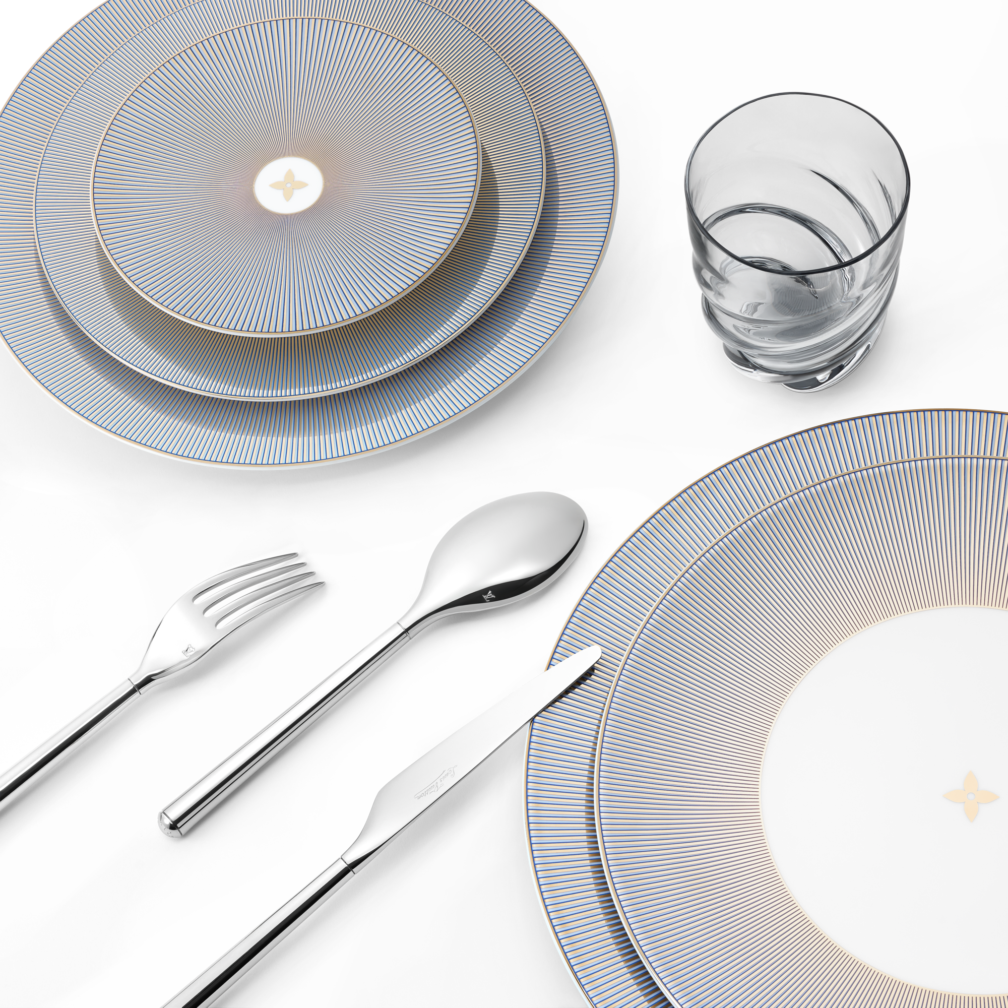 Dichroic Set Of 2 Presentation Plates  in Trunks, Travel and Home